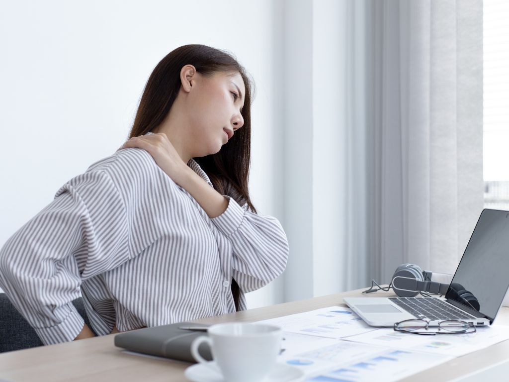 Nem toda dor nas costas é grave. Muitas são tensões passageiras, que melhoram com movimento orientado, postura e alguns ajustes na rotina.