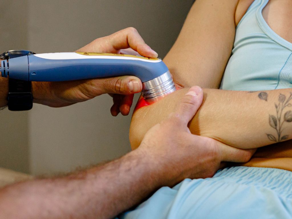 A fotobiomodulação é uma técnica que utiliza luz terapêutica de baixa intensidade, como laser ou LED, para estimular os processos naturais de cura do corpo. 