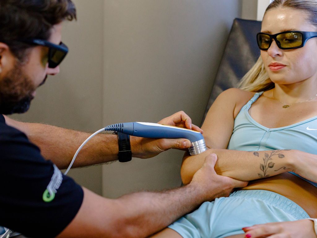 Em situações como estiramentos musculares, entorses de tornozelo ou inflamações nos tendões (como a tendinite no ombro ou joelho), a fotobiomodulação ajuda a reduzir a inflamação e aliviar a dor rapidamente, permitindo que o paciente avance mais rápido nos exercícios de reabilitação.