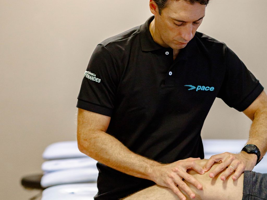 Além disso, para muitos casos, especialmente em lesões degenerativas, o tratamento conservador pode ser tão eficaz quanto a intervenção cirúrgica, desde que bem orientado. A escolha do melhor caminho deve sempre considerar a individualidade de cada paciente, suas metas e seu estilo de vida.