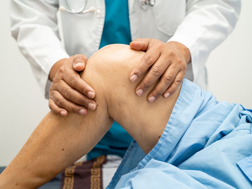 Nem todas as lesões meniscais exigem cirurgia. Em muitos casos, especialmente em pacientes com lesões degenerativas, sem bloqueio articular, o tratamento conservador com fisioterapia pode ser tão eficaz quanto a meniscectomia.