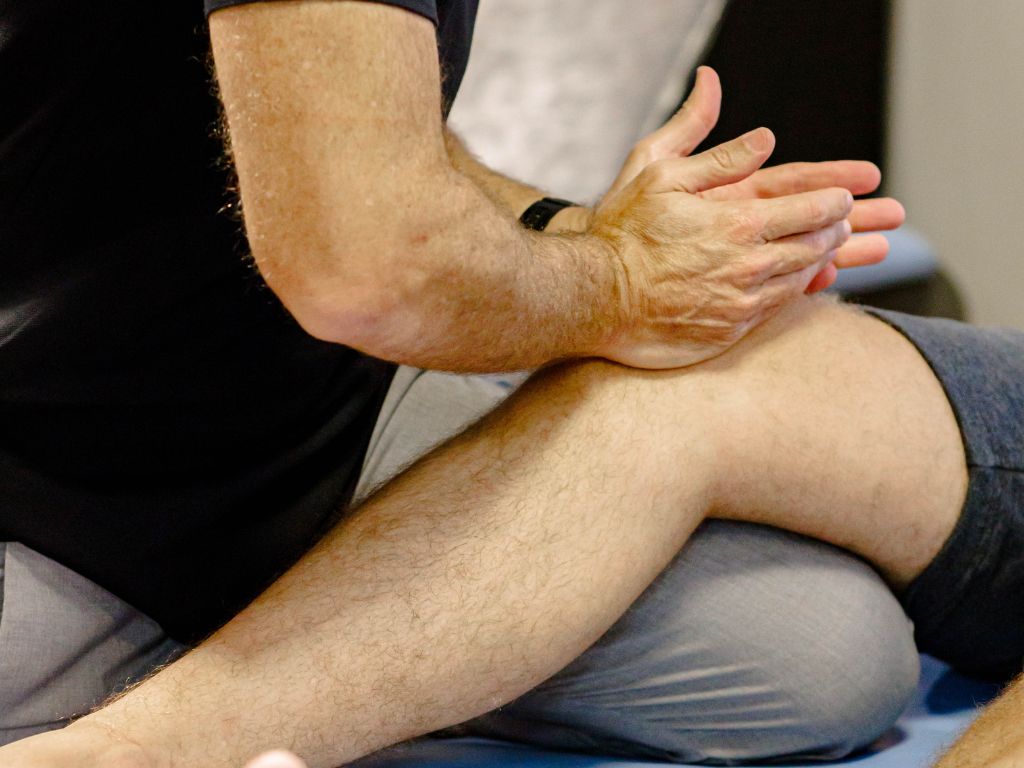 A progressão pode começar com exercícios isométricos e ativos assistidos, avançando para exercícios resistidos com faixa elástica, peso corporal ou máquinas, sempre respeitando os sinais do corpo e orientações do fisioterapeuta.