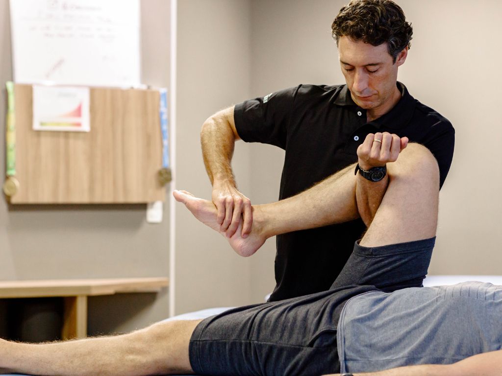 Embora o foco da reabilitação seja o fortalecimento e o retorno funcional, é fundamental que o processo ocorra com segurança e respeitando os limites do corpo. Alguns cuidados e precauções devem ser seguidos para evitar complicações, recidivas ou atraso na recuperação após uma meniscectomia ou durante o tratamento conservador.