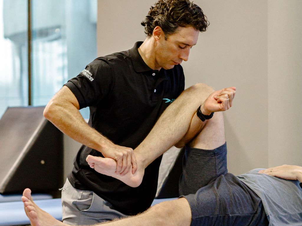 Independentemente da técnica, o sucesso da recuperação está fortemente associado à fisioterapia precoce e bem conduzida, com exercícios individualizados que respeitem o tempo de cicatrização e estimulem a estabilidade da articulação.