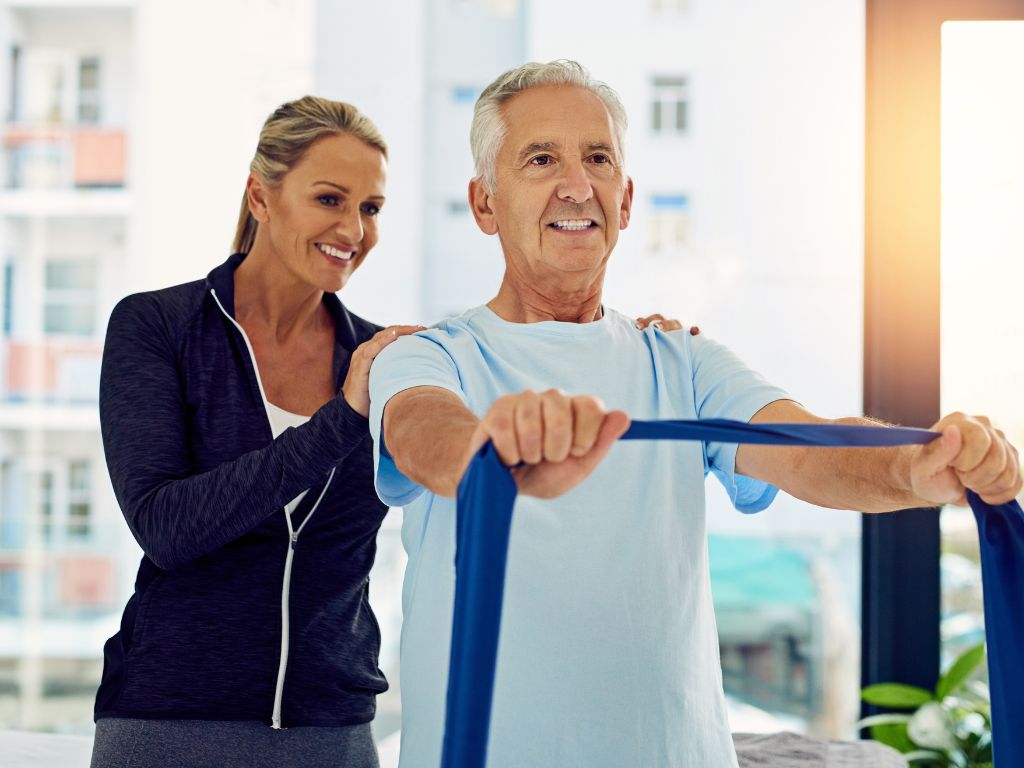 Mais do que aliviar dores ou recuperar funções após cirurgias, a fisioterapia em casa tem como missão promover autonomia, prevenir quedas e preservar a qualidade de vida, aspectos fundamentais para um envelhecimento ativo e saudável.
